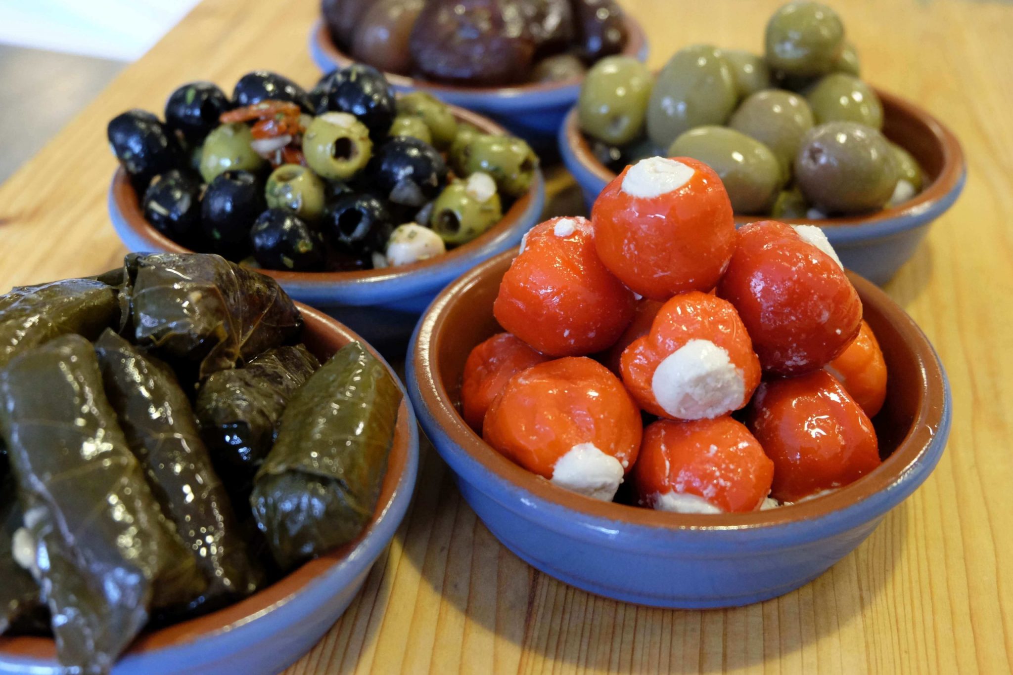 Heerlijke tapas zoals olijven, garnalen en zalmrolletjes van Smits Specialiteiten Rhenen