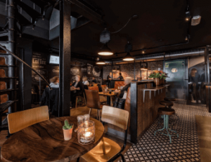 Antonio's Eethuys restaurant in Spakenburg met houtskooloven specialiteiten op het gezellige dorpsplein