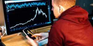 Home Visuele weergave van anomaly detection systeem voor financiële instellingen met gegevensanalyse.