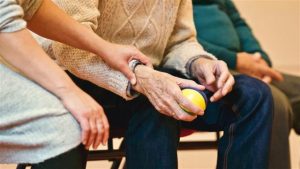 Home Verpleegster helpt patiënt - praktische tips voor het beginnen als verpleegster in het ziekenhuis