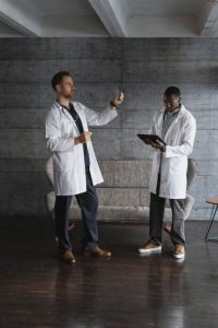 Home Moderne tandartspraktijk met professionele behandeleenheid en ergonomische tandartsstoel voor patiëntencomfort