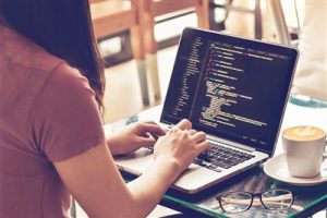 Home Voordelen van programmeren: code op computerscherm met focus op carrièregroei en probleemoplossende vaardigheden