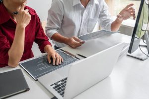 Twee professionele programmeurs werken samen aan IT vacatures Rotterdam projecten