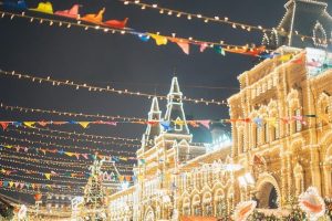 Home Verlichte vlaggenmast verlichting in tuin met LED lampjes in kerstboomvorm bevestigd aan de paal