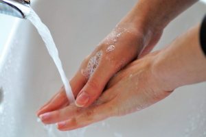 Home Schoon wastafelmeubel in moderne badkamer met glanzende kraan en reinigde oppervlakken