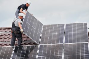 Zonnepanelen expert Houtman Elektrotechniek - professionele installatie van duurzame zonne-energiesystemen