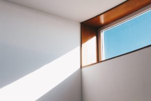 Home Moderne raambeveiliging met elegante ramen die zowel veiligheid als stijl bieden voor een beschermd en sfeervol interieur