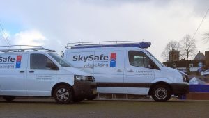 Home Professionele dakbeveiliging systeem met veiligheidsnetten en randbeveiligingen voor werkveiligheid op hoogte