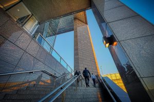 Groep collega's geniet van bedrijfsuitje activiteiten in historisch Middelburg met architectuur en teambuilding mogelijkheden