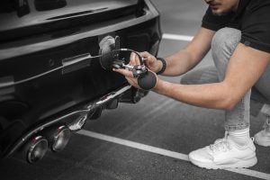 Auto reparatie tips: monteur controleert motoronderdelen in werkplaats in Houten