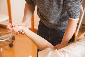 Home Fysiotherapeut behandelt patiënt in Leeuwarden met oefentherapie voor herstel van lichamelijke klachten