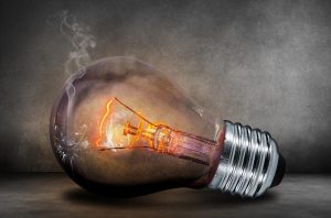 Home Illustratie van energiezuinige manieren om je huis te isoleren en energie te besparen met zonnepanelen en isolatiematerialen