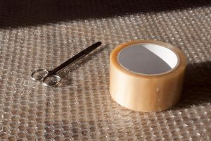 Home Noppenfolie als isolatieoplossing tegen raam bevestigd met waterdruk techniek voor winterisolatie
