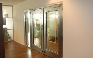 Home Specialist voert inbraakpreventie inspectie uit van gebouw, controleert ramen en deuren op veiligheidspunten