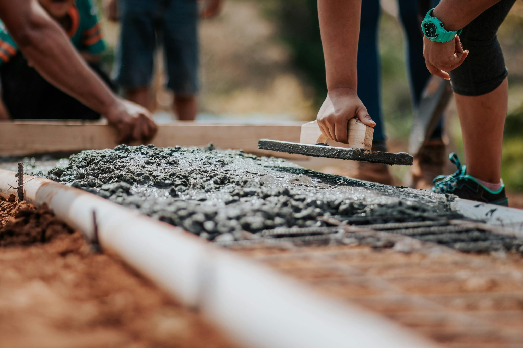 Zandcement en stabilisatiezand materialen voor bouw- en tuinprojecten. Ontdek het verschil tussen beide producten.