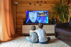 Handgemaakt eiken zwevend tv meubel in modern minimalistisch design, ideaal voor stijlvolle woonkamers